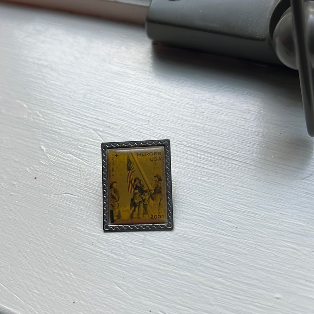 USPS HEROES USA 2001 STAMP COLLECTOR PIN